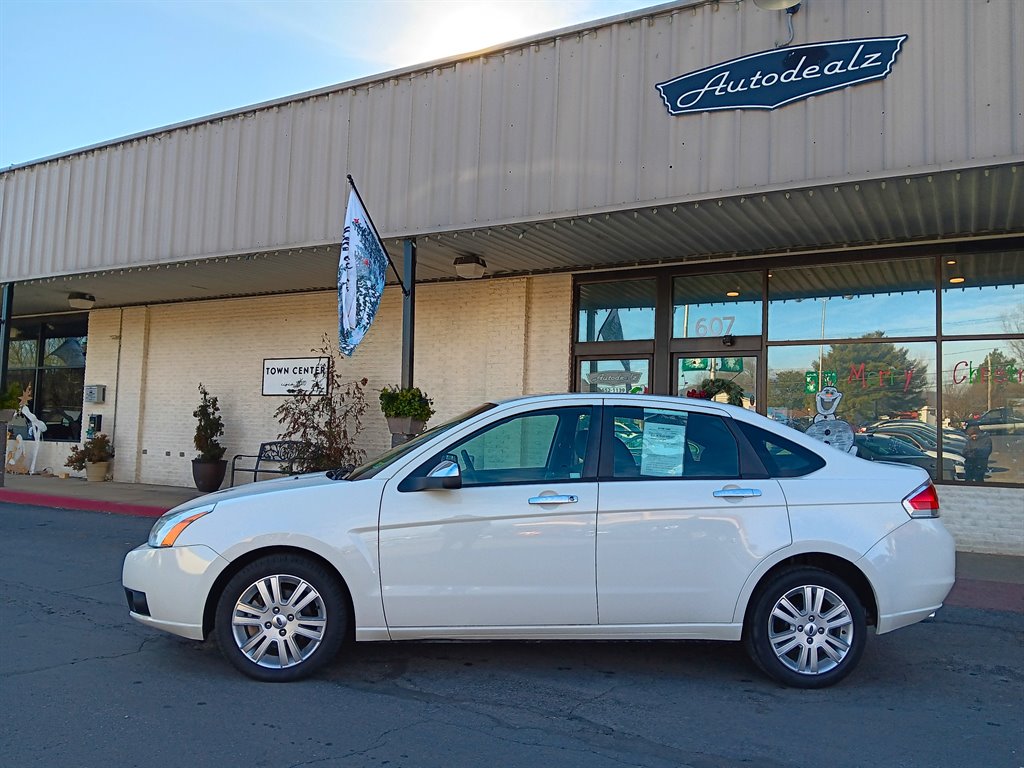 2011 Ford Focus SEL photo 2