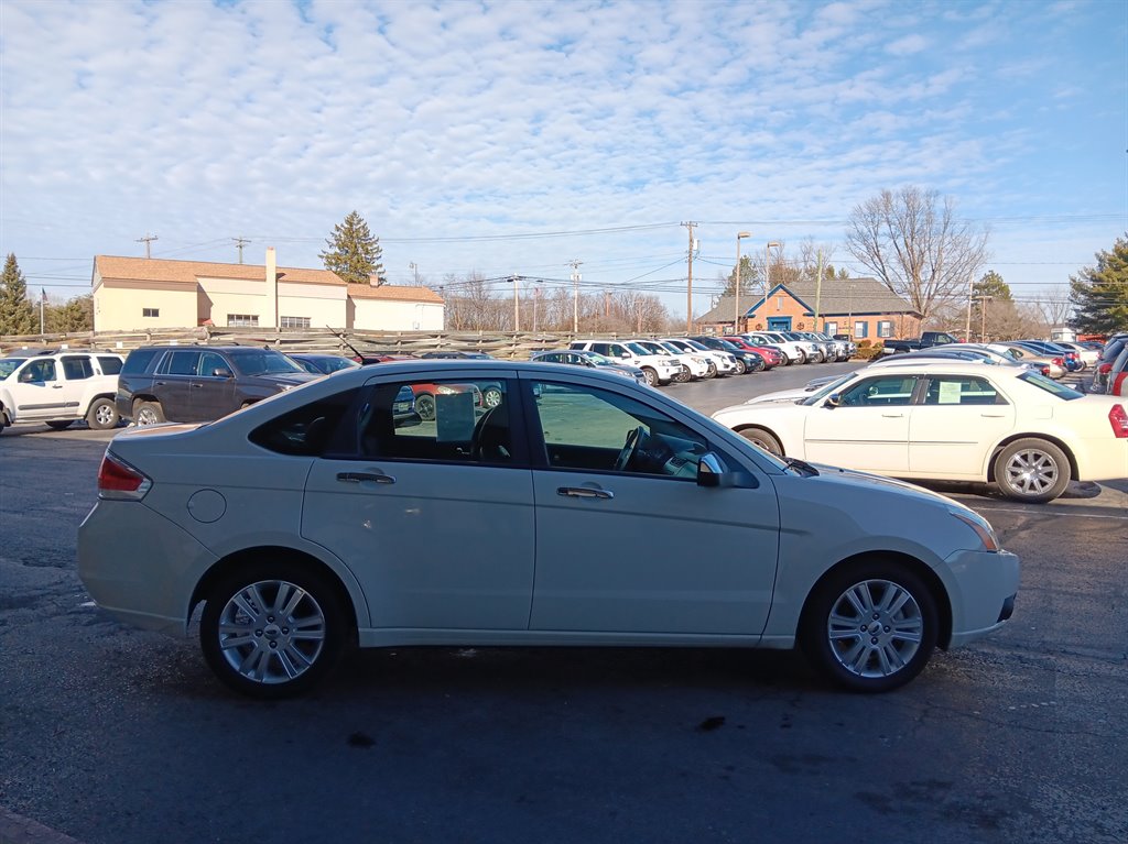 2011 Ford Focus SEL photo 3