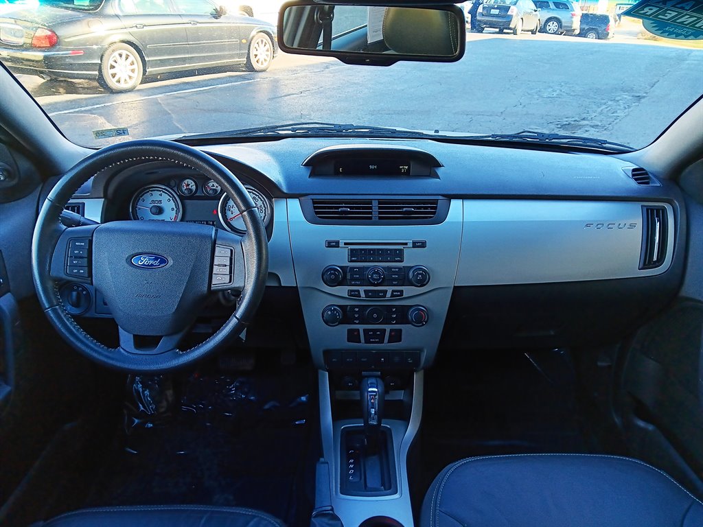 2011 Ford Focus SEL photo 9