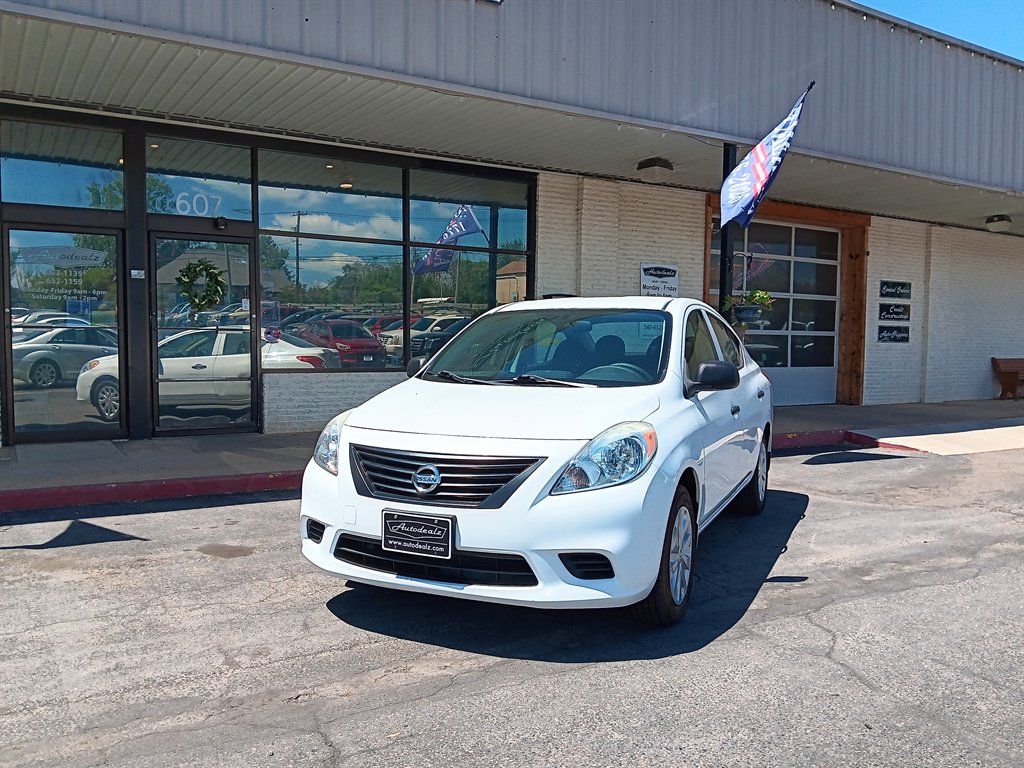 2014 Nissan Versa 1.6 S AT's photo